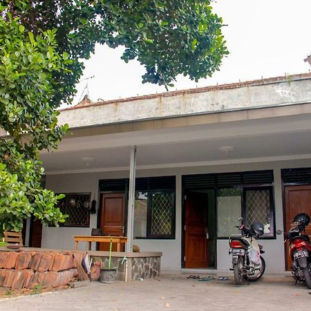 Апартаменты Srikaloka 12 Kostel - For Female And Couple Джокьякарта Экстерьер фото